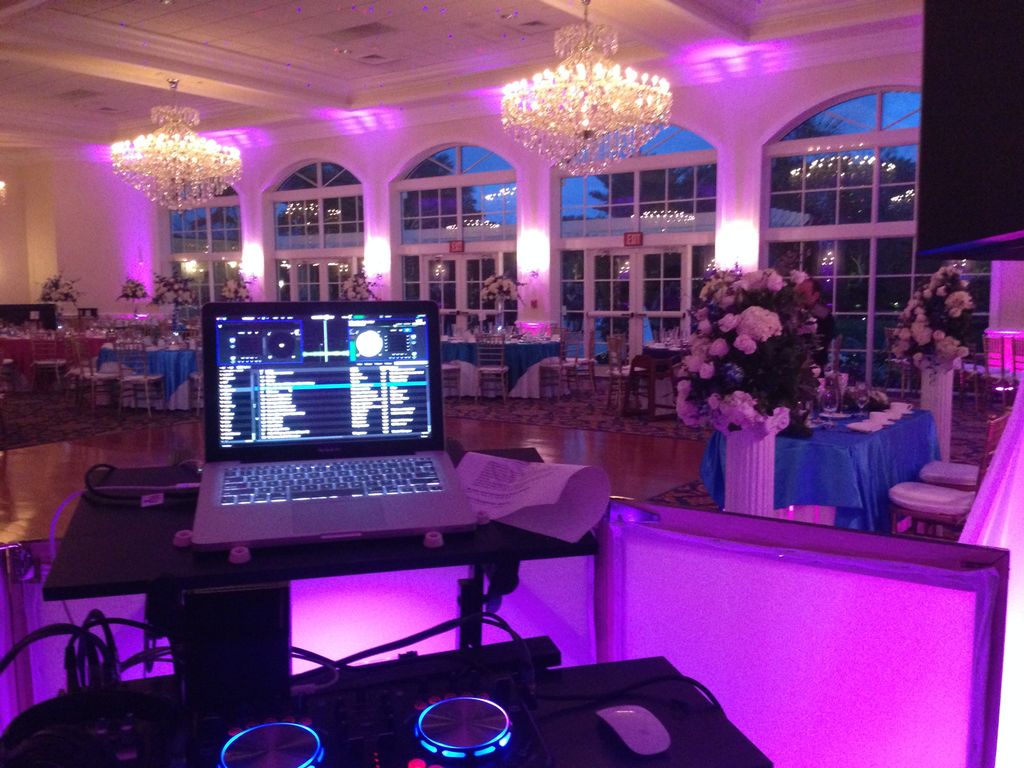 Mobile DJ for Wedding Parties.