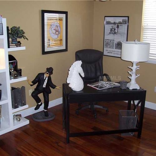 Staged (Vacant property)  Office All furnishings a