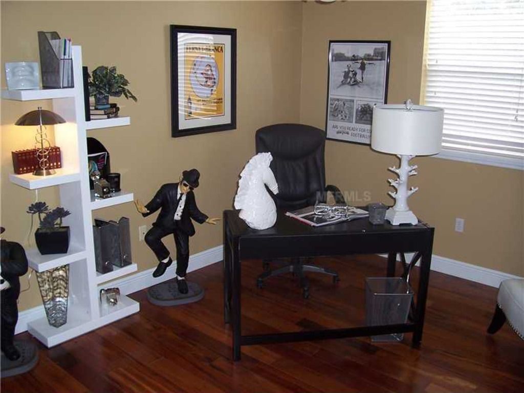 Staged (Vacant property)  Office All furnishings a