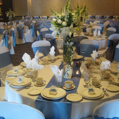 Guest table design, periwinkle blue & white, cente