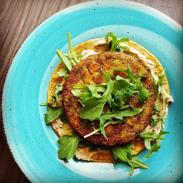 Chickpea veggie burger + roasted garlic hummus + c