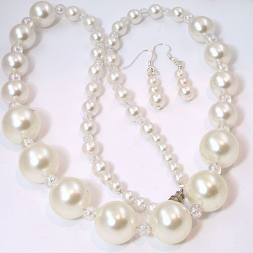 Vintage glass pearls in graduated sizes adds to th