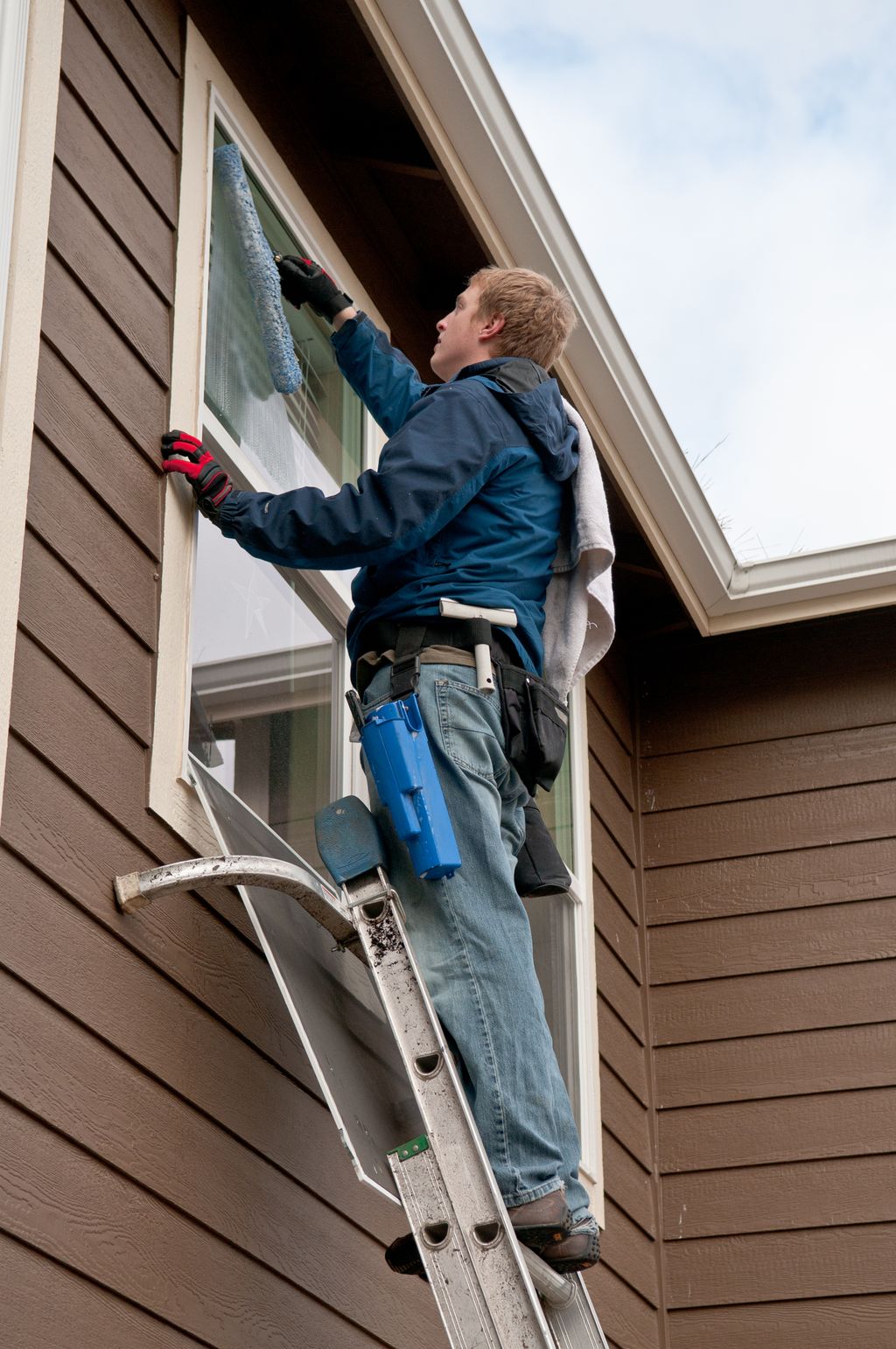 We use professional window cleaning tools to make 