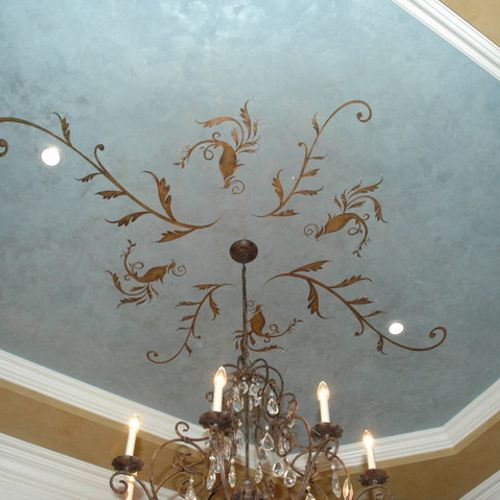 A soft Metallic plaster in the center ceiling with