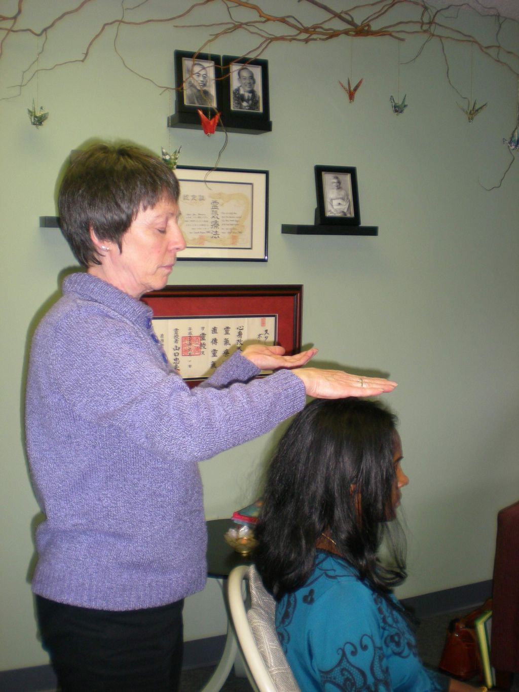 Linda scans her client.