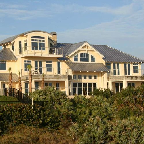 Large weekend retreat overlooking the dunes of the