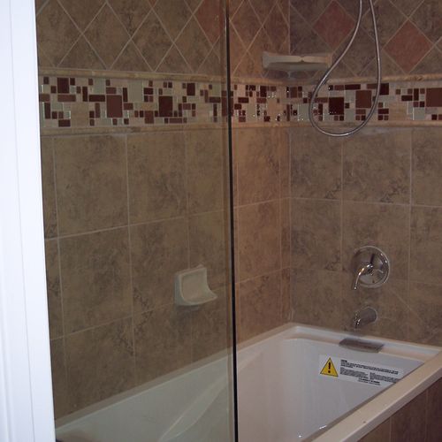 Porcelain tile shower with glass/travertine accent