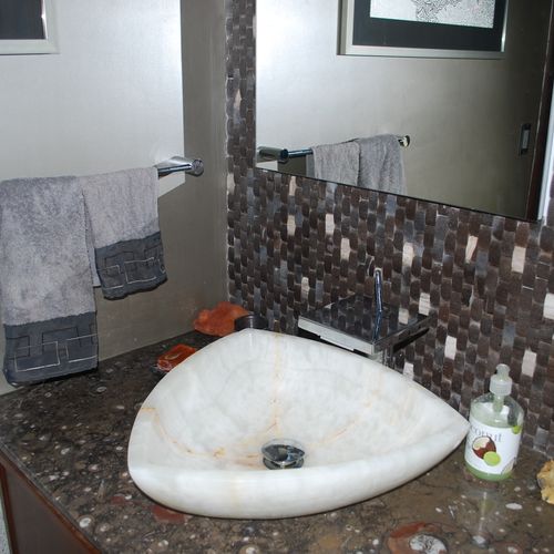Use petrified wood tiles and fossilized countertop