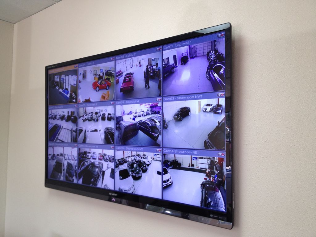 60in Wall mounted TV with surveillance cameras con