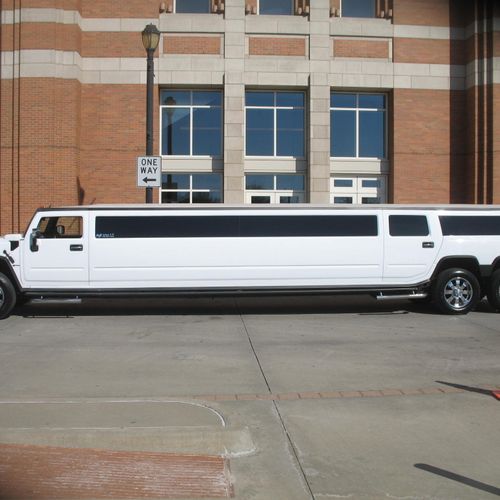 Hummer Daddy with dual axle and Vip Lounge in back