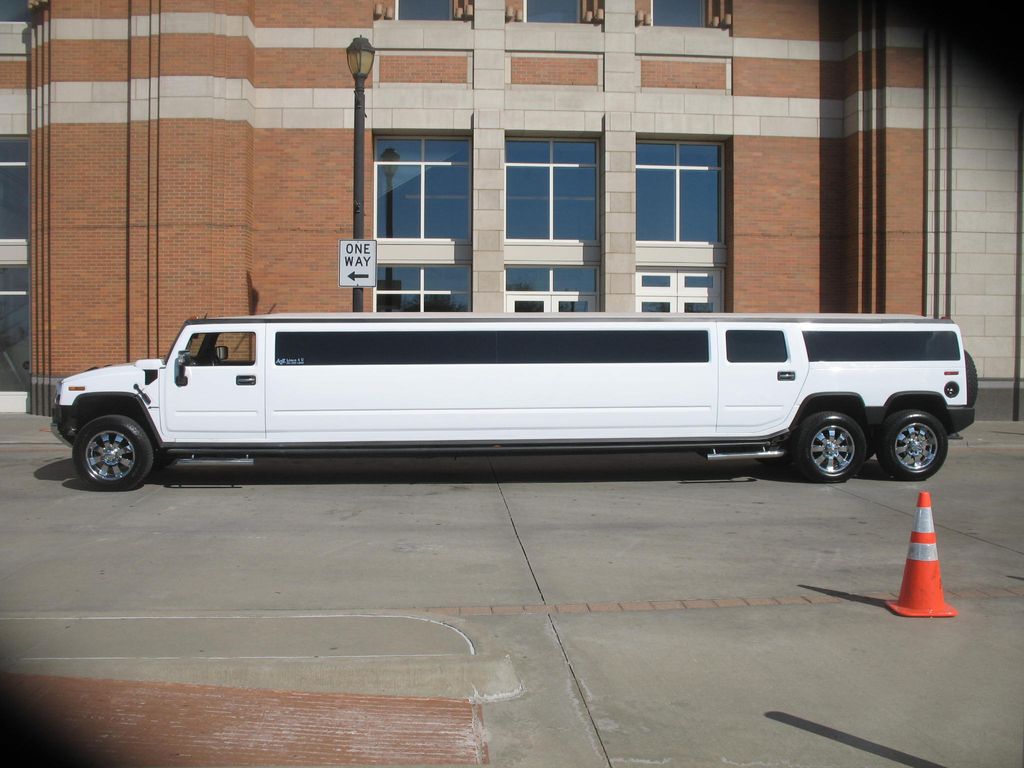 Hummer Daddy with dual axle and Vip Lounge in back