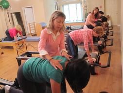 Personalized corrections in group reformer classes