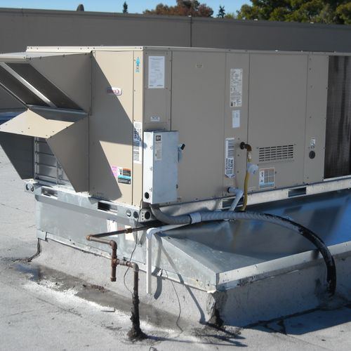 Lennox 10 ton roof top unit at a local clothing st