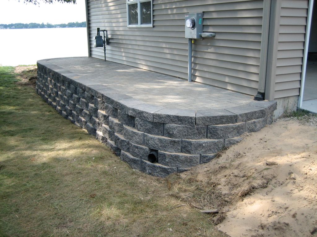 Retaining Wall With Walkway