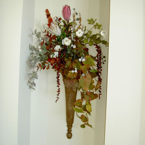custom floral arrangements can finish the room