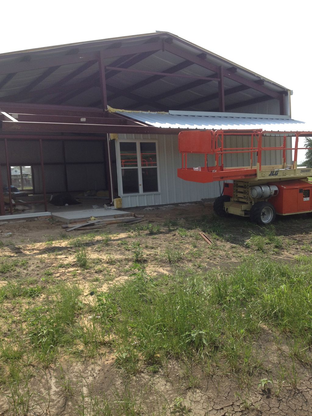 Erecting steel building
