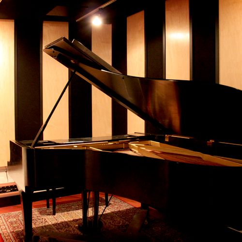 Yamaha C7 grand piano with Steinway hammers.