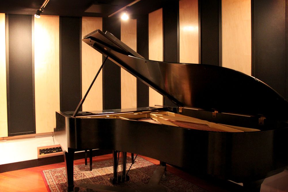 Yamaha C7 grand piano with Steinway hammers.