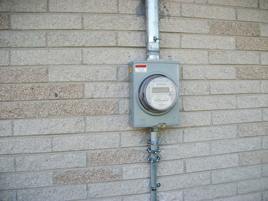 new electrical 100 amp meter socket outside