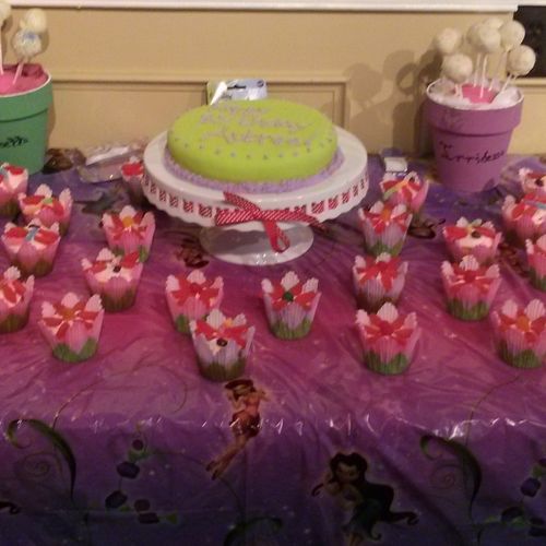 It's a Tinkerbelle party! cupcakes, cake and cake 