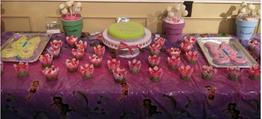 It's a Tinkerbelle party! cupcakes, cake and cake 