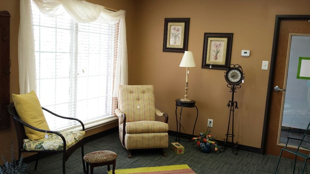 Creating my FURNITURE & DECOR consignment store = 