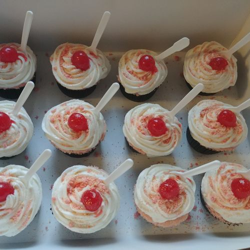 Cherry sundae cupcakes