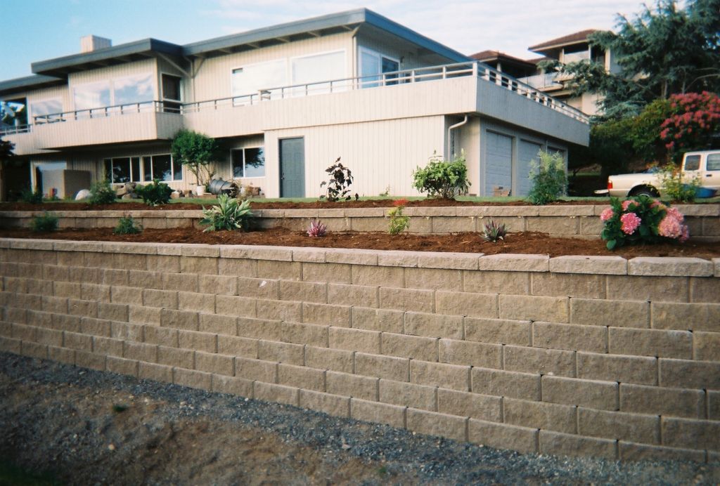 Big yard designing with larg ret. walls