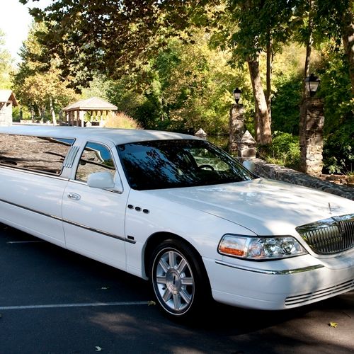 This is our 10 passenger Lincoln Towncar stretch. 