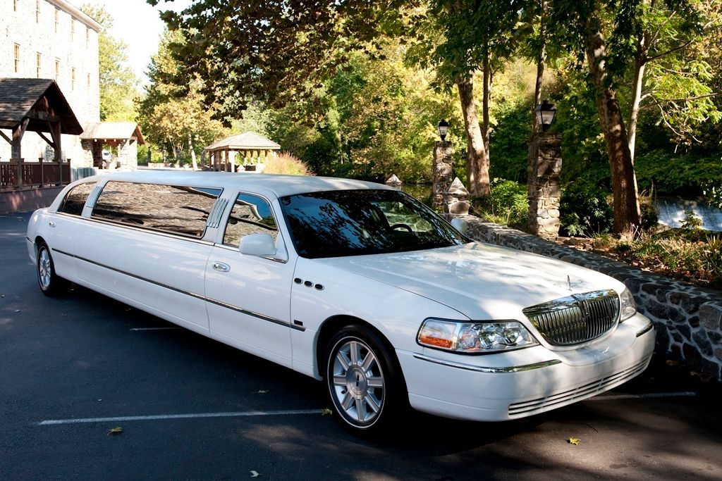 This is our 10 passenger Lincoln Towncar stretch. 