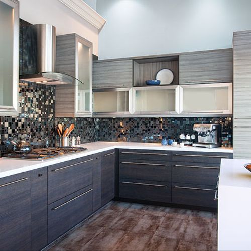 Contemporary Kitchen with Bellmont Cabinetry (ALL 