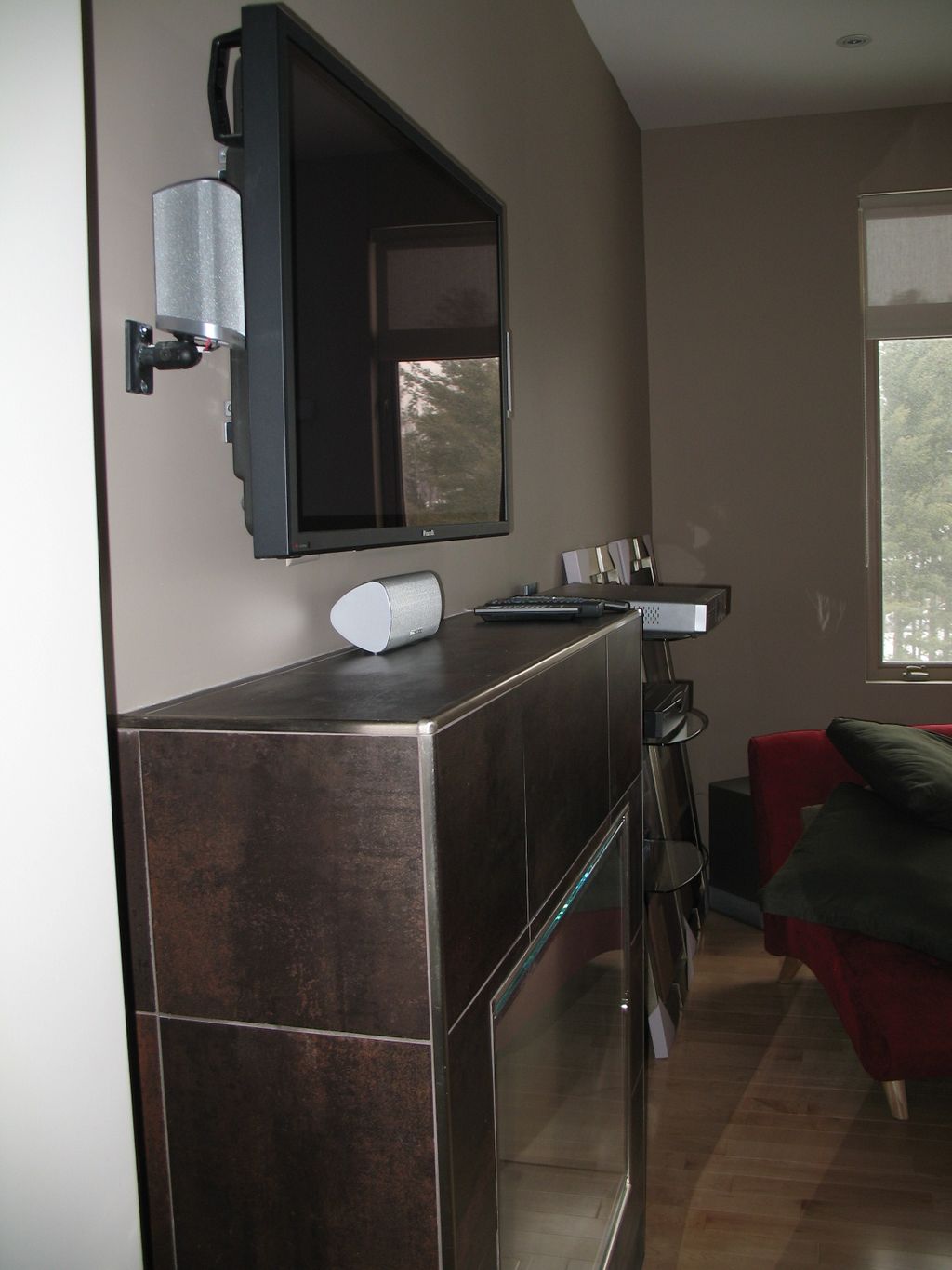 Low-profile mounting in LCD mounting in bedroom wi