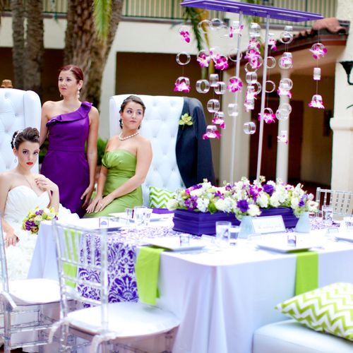 A modern purple and green photo shoot

Photo by Wi