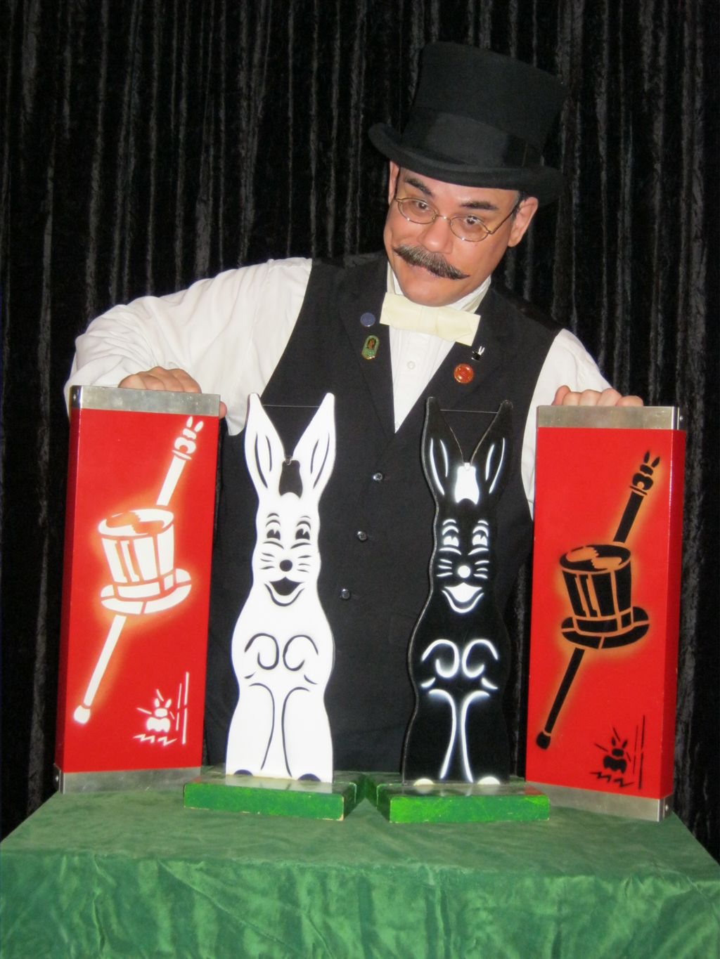 CAPSTONE The Magician, family entertainment and bi