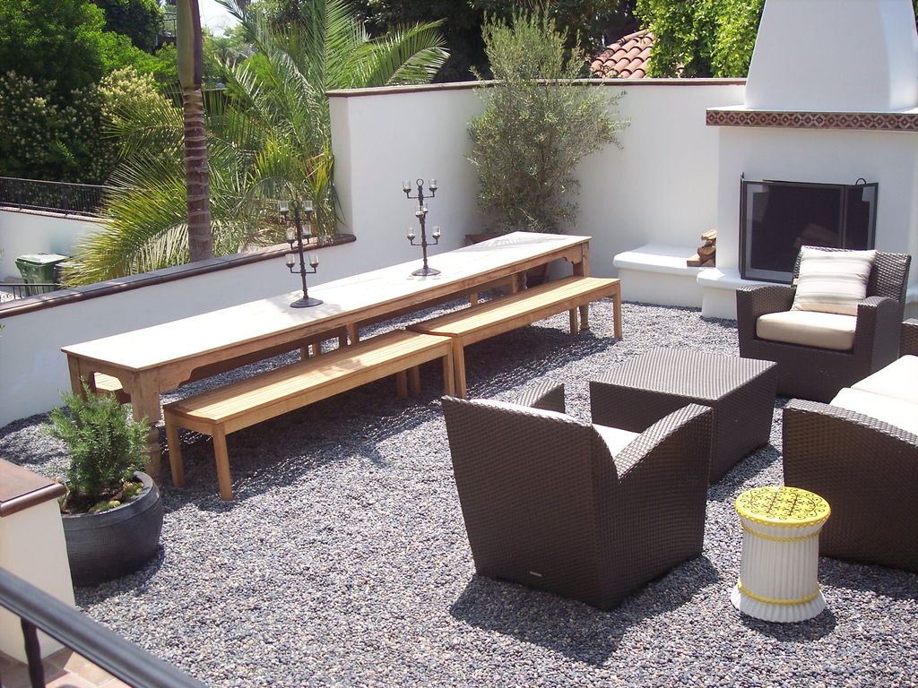 Create a pleasing sunken courtyard with pea gravel