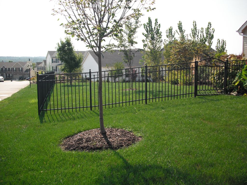 4' ALUMINUM-3 RAIL-ALTERNATING PICKET