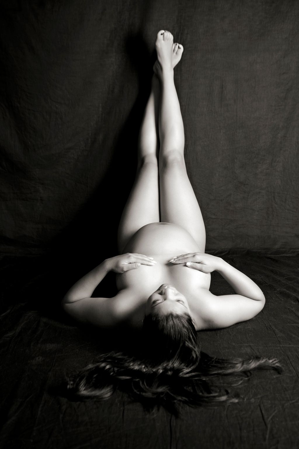 Mercedes B.'s maternity session taken in studio.