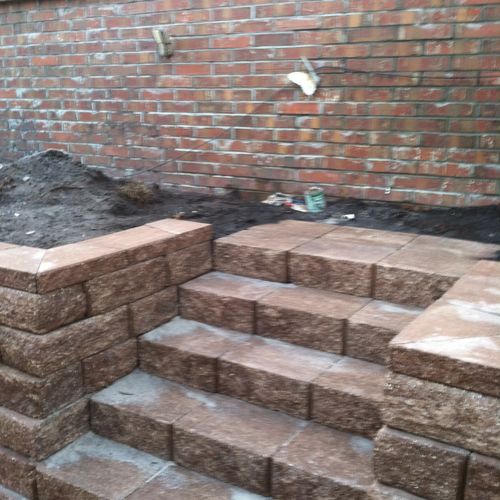 Retaining wall with steps