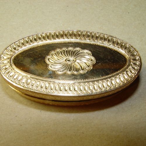 Oval shaped Louis XV 18k gold snuff box having a c