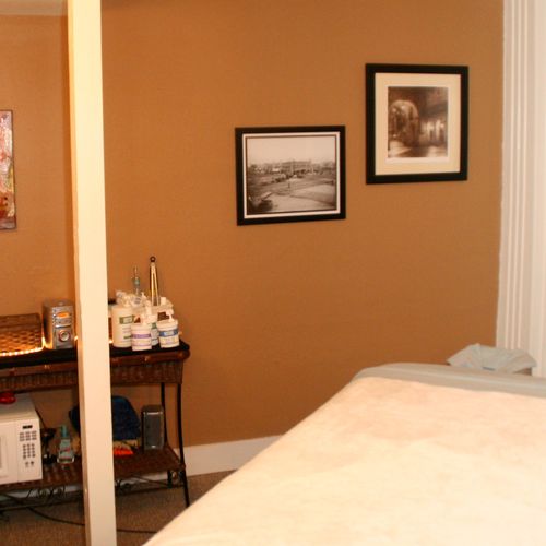 One of our 4 single massage rooms