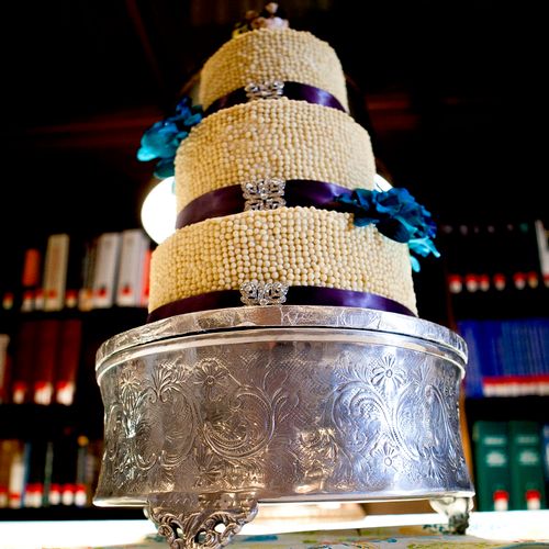 Contemporary wedding cake with white chocolate pea