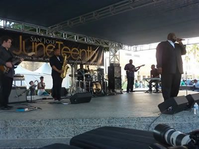 On stage with Ruben Studdard (American Idol).