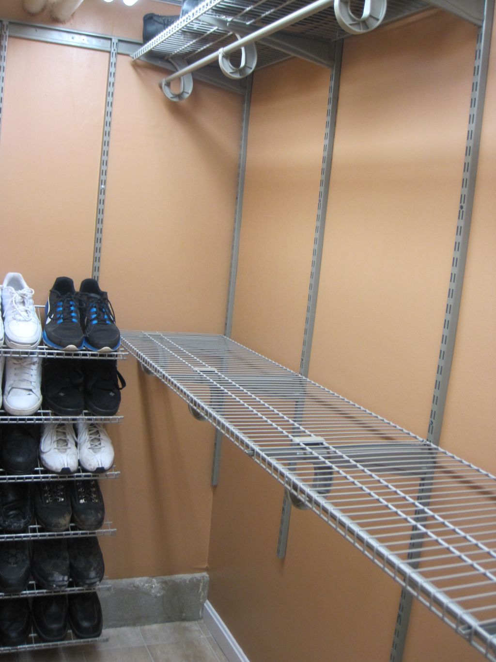 Walkin closet shelving
