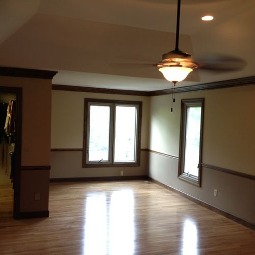 New vaulted celling
Hardwood floors
Double crown m