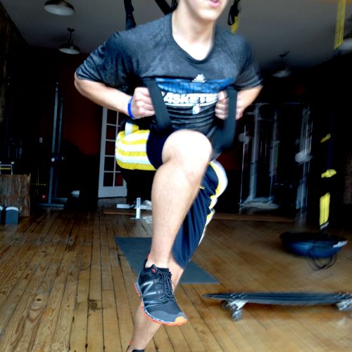 Client Alex on the TRX getting that CORE in top co