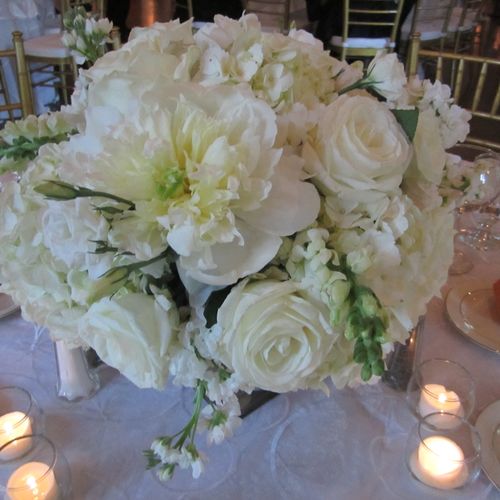 White and green centerpiece for a wedding