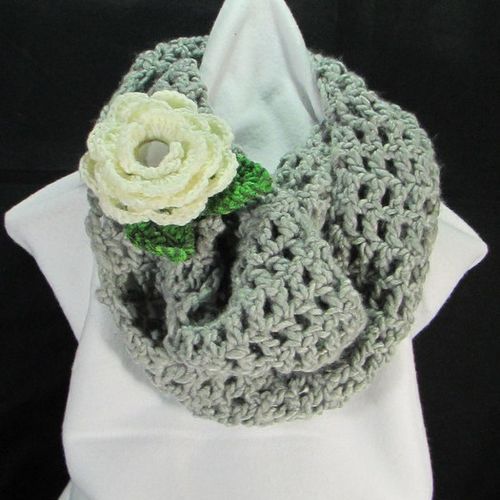 Chunky square infinity cowl with flower pin hand m