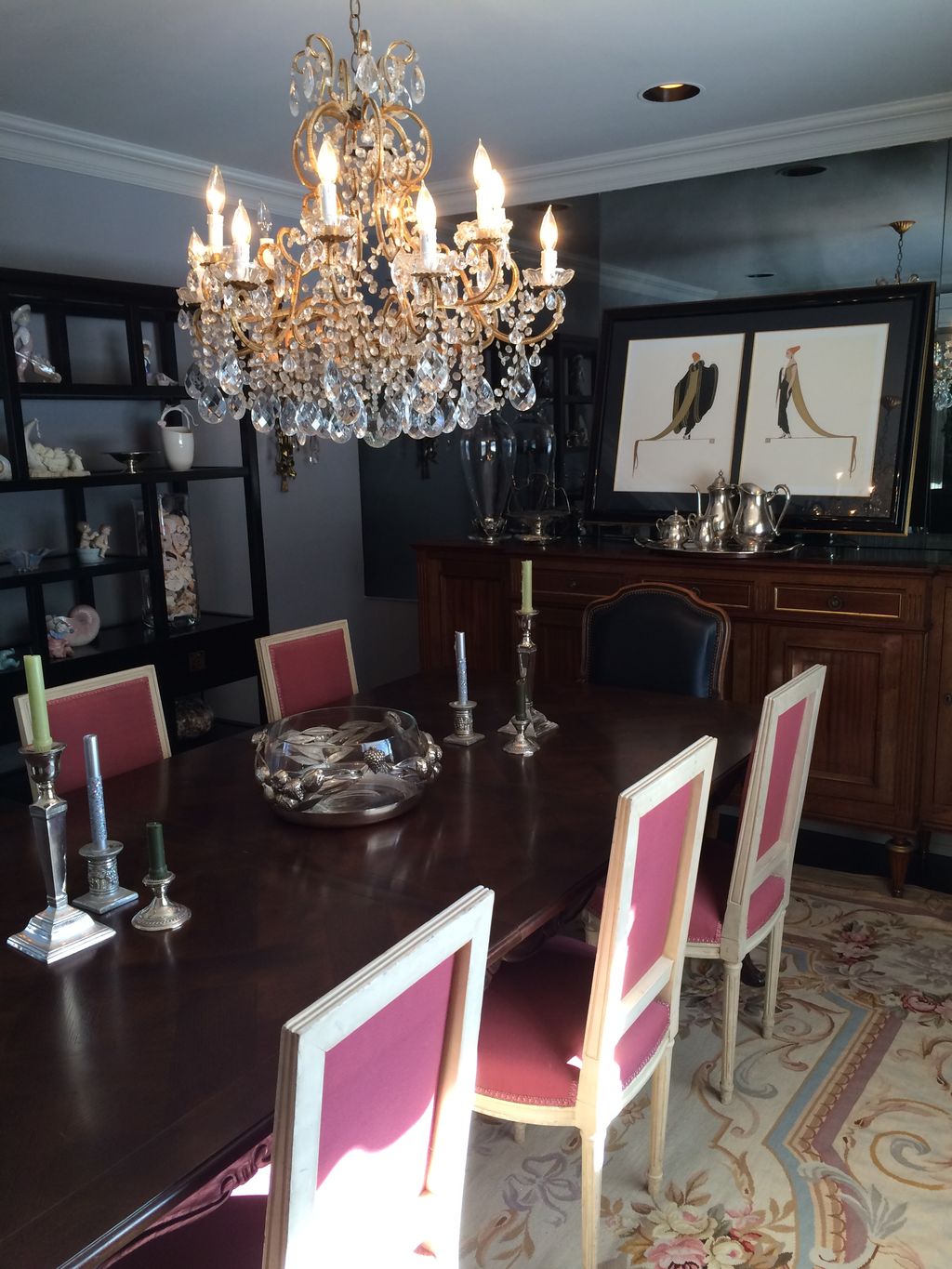 Dining room perfect for entertaining.