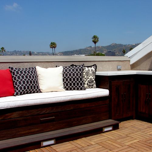 Rooftop Deck Lounge & Bar