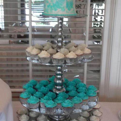 Wedding at Kinderlou with a cupcake tower and 6" c